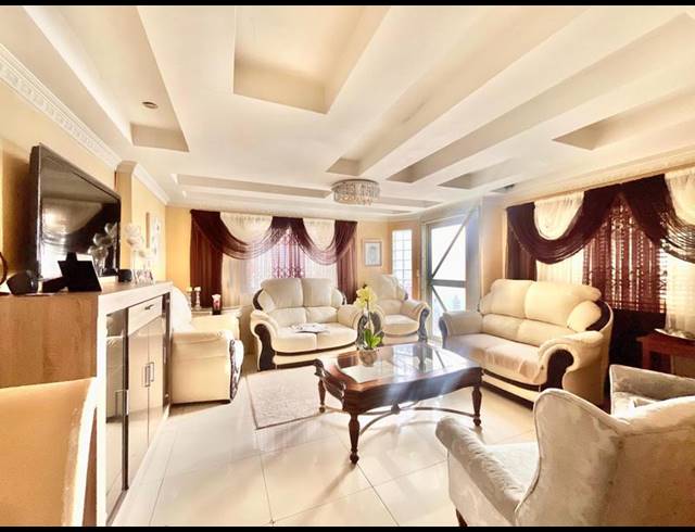 4 BEDROOM HOUSE FOR SALE IN ROCKLANDS